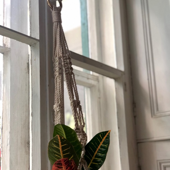 Handmade hanging macrame planter - Picture 5 of 5